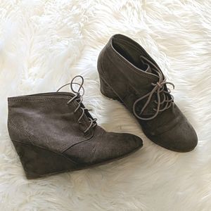 Toupe wedge booties